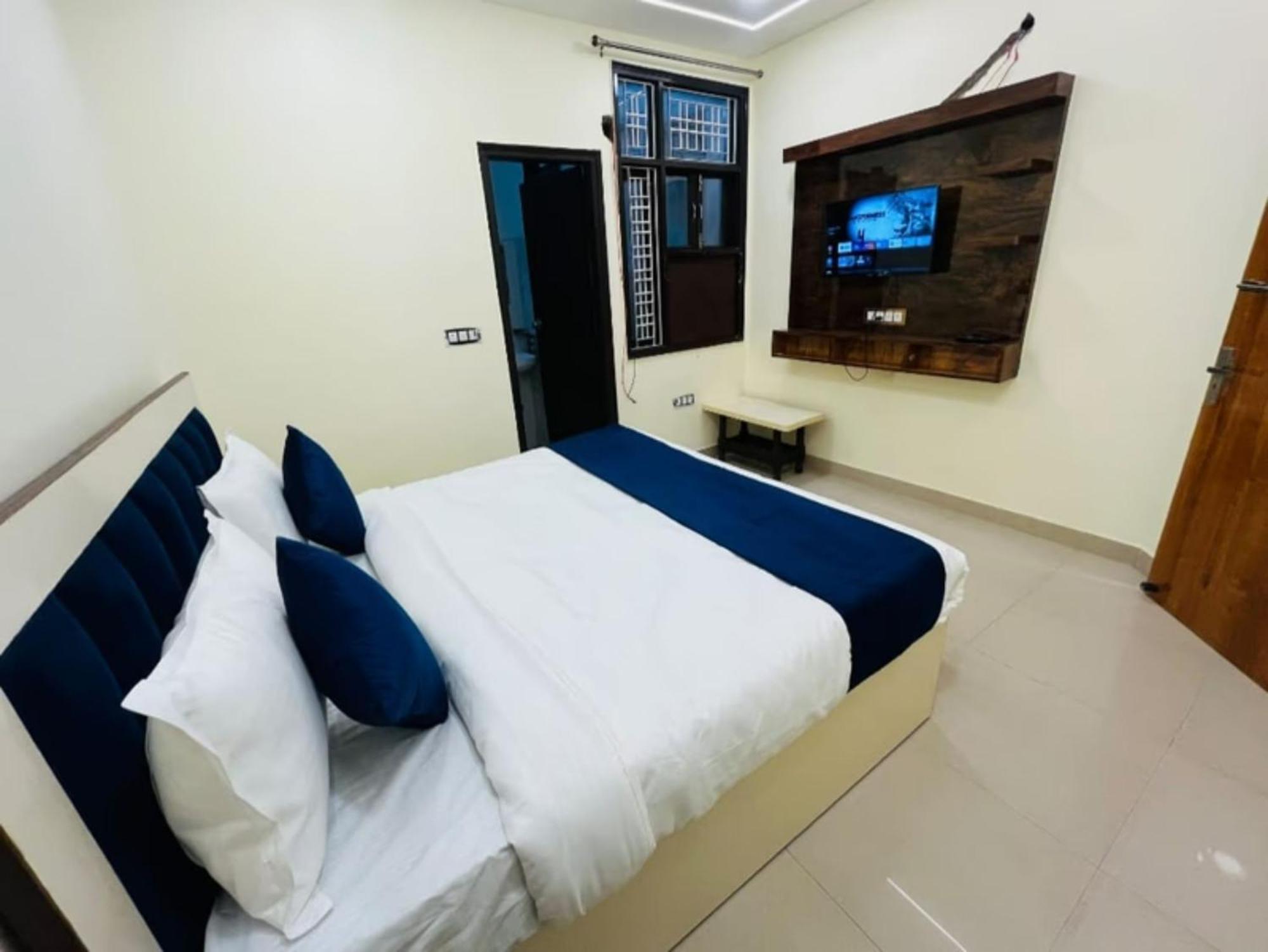 Guest house In Bb - Nestled In New Delhis Mahipalpur District *